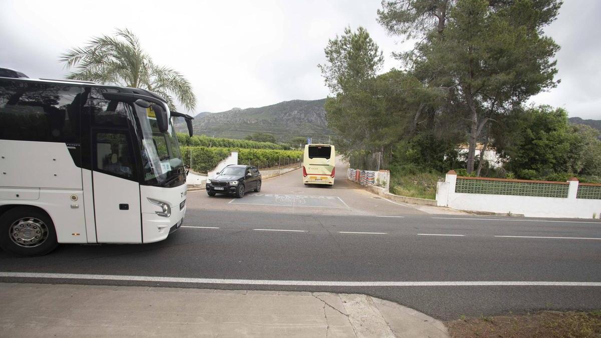 La rotonda mejorará el acceso al colegio inglés, al que acceden a diario autobuses.