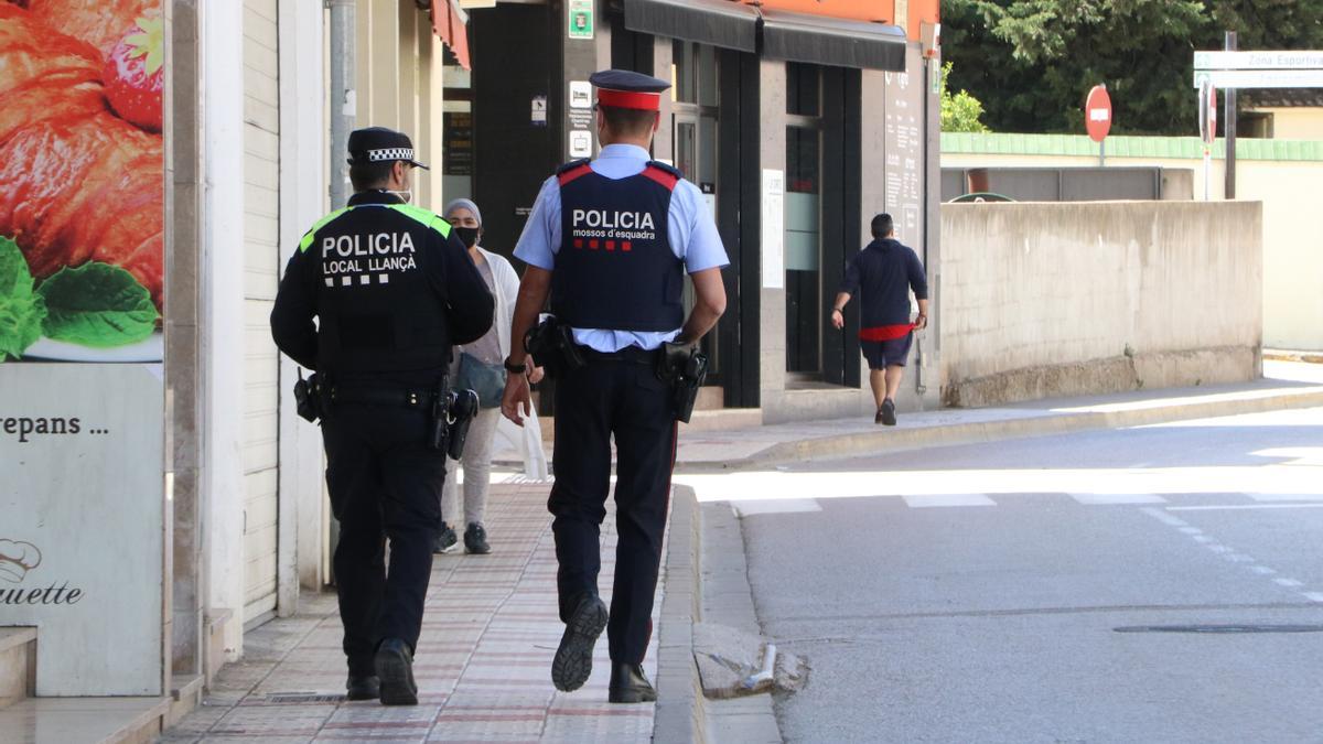 Una patrulla mixta de Mossos i Policia Local de Llançà, patrullant per la vila, el 27 de maig.