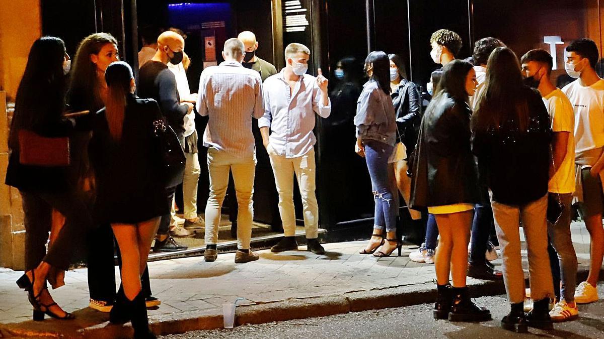 Jóvenes en la puerta de una 
discoteca.  | // EUROPA PRESS