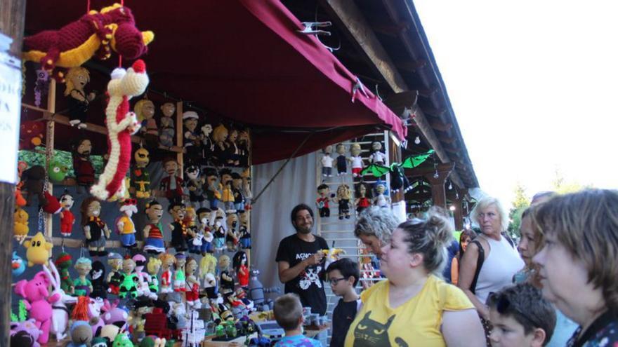 Cerca de 40 puestos se instalan en la feria artesana de El Puente