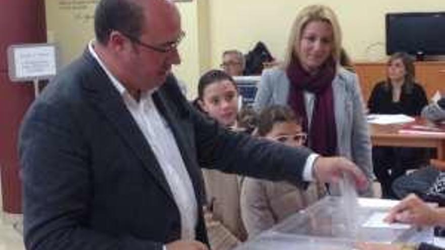 Pedro Antonio Sánchez vota en las últimas elecciones que se celebraron en la Región