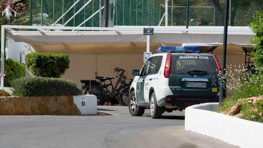 Un coche de la Guardia Civil frente al hotel en el que se produjo el ahogamiento.