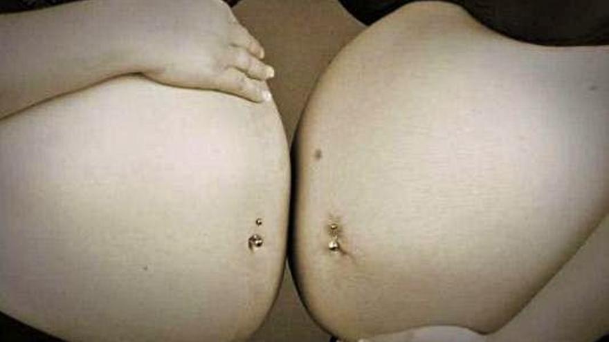 Dos mujeres embarazadas.
