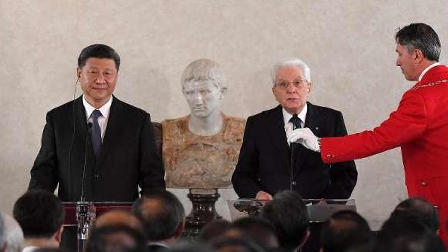 Xi Jinping, a la izquierda, y el presidente italiano, Sergio Mattarella, junto a un busto del primer emperador romano, Augusto. // Efe