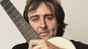 El cantautor solsonès Roger Mas interpreta en acústic la cançó ’Emboscat’ per a EL PERIÓDICO.