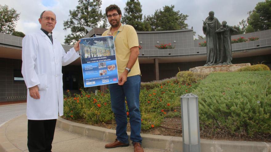 El hermano Luis Valero y Carlos González, ayer con el cartel de la cena solidaria de este viernes.