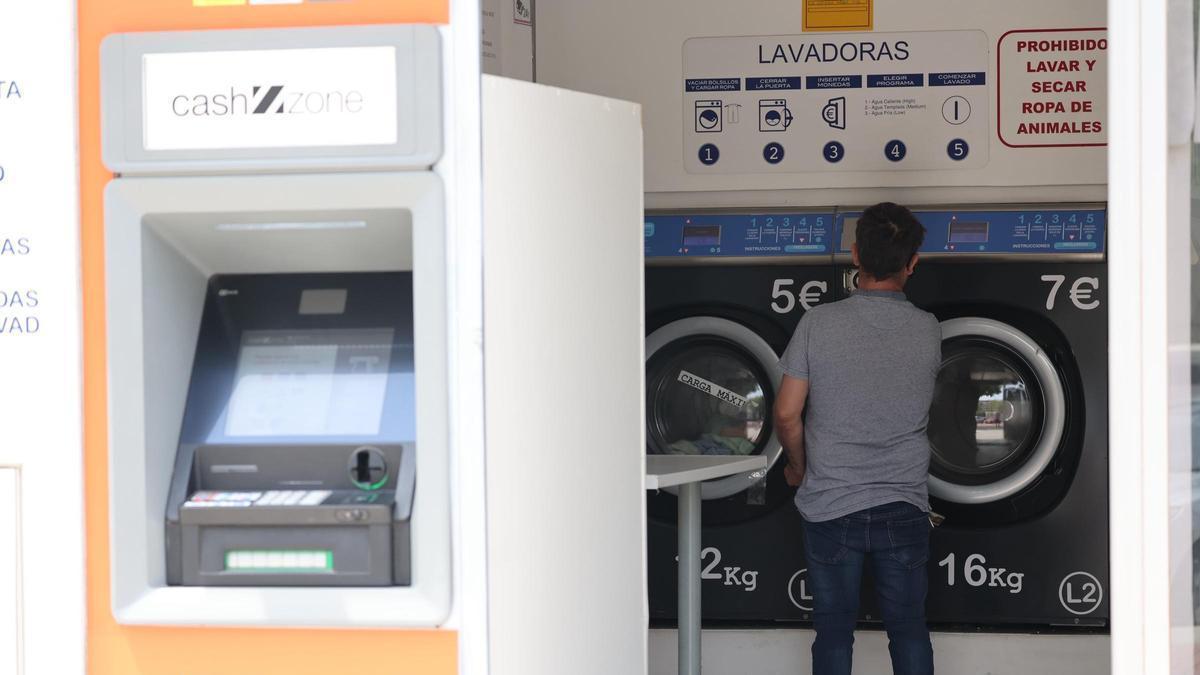 Cajero automático en una lavandería en la calle Riu Adra de Castelló.