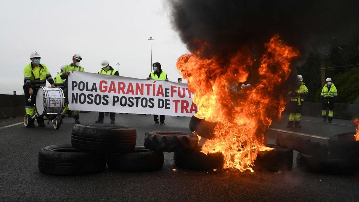 Un grupo de trabajadores tras la pancarta que exhibieron en su protesta.  | // G.S. 