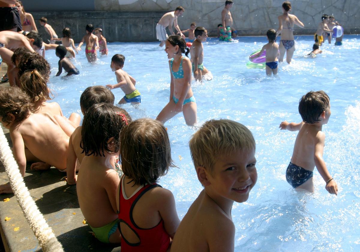 La zona de baño de la Torre de les Aigües, en julio de 2004.