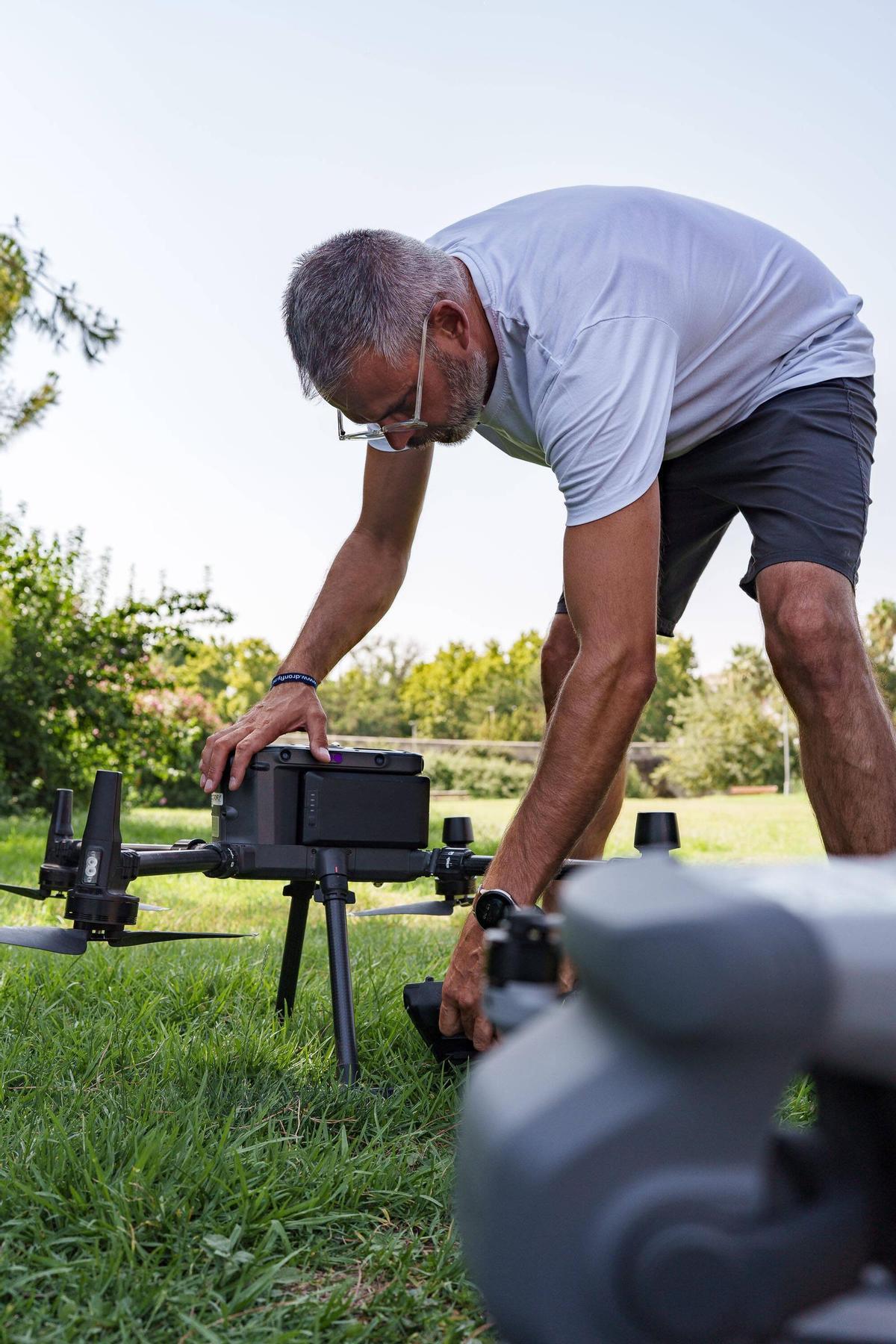 Javier Moreno, responsable de Dronfly, muestra algunos de los drones con los que convirtió su afición en profesión.
