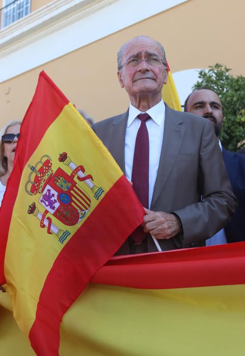 La Policía Local de Málaga organiza ante su sede una concentración en apoyo de los policías nacionales y los guardia civiles que se han desplazado a Cataluña con motivo del referéndum del 1-O