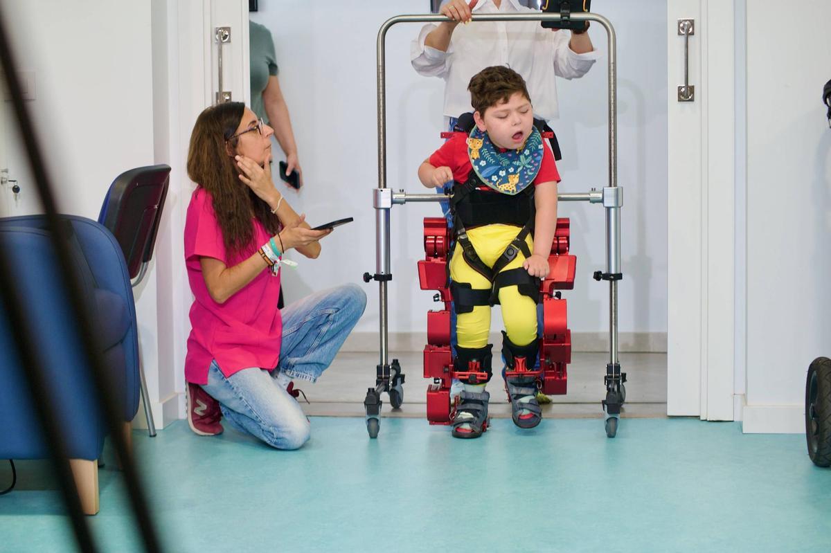 Odín, un niño de Mérida, prueba el robot en la sede de Mi Princesa Rett.