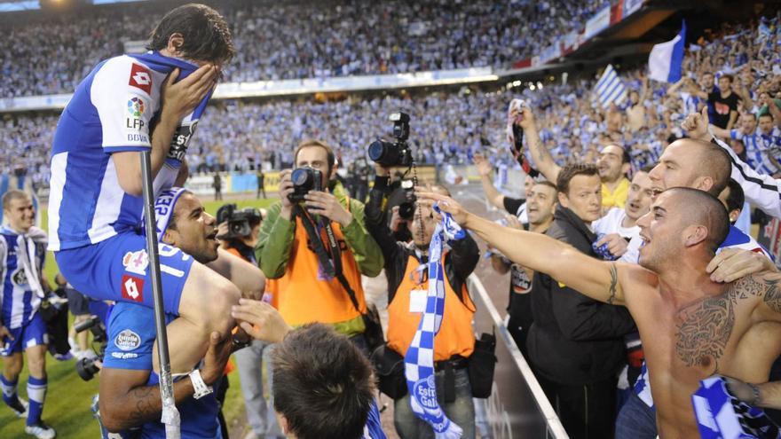 Diego Colotto, a hombros de Rodolfo Bodipo, se emocionó junto a los aficionados del Dépor durante el ascenso de 2012 |  // CARLOS PARDELLAS
