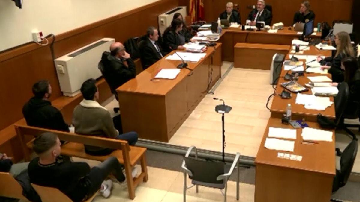 El judici a l'Audiència de Barcelona amb els quatre acusats pels fets a Manresa l'any 2019