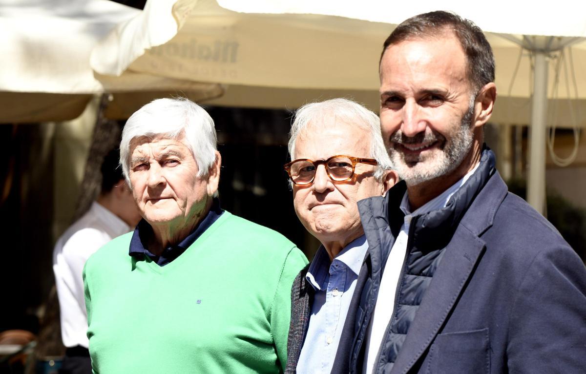 Manrique Cos, Felipe Coello y Sito Alonso, tres entrenadores históricos del UCAM Murcia, en su encuentro para la revista conmemorativa de La Opinión.