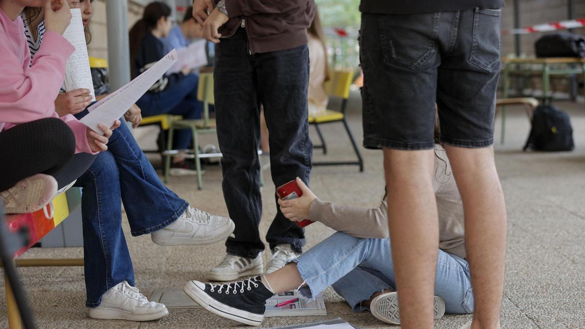 Varios alumnos descansan durante la joranda escolar, en una imagen de archivo.