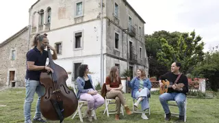 Les Anxovetes: les noies que han rejovenit l'havanera culminen el desè aniversari