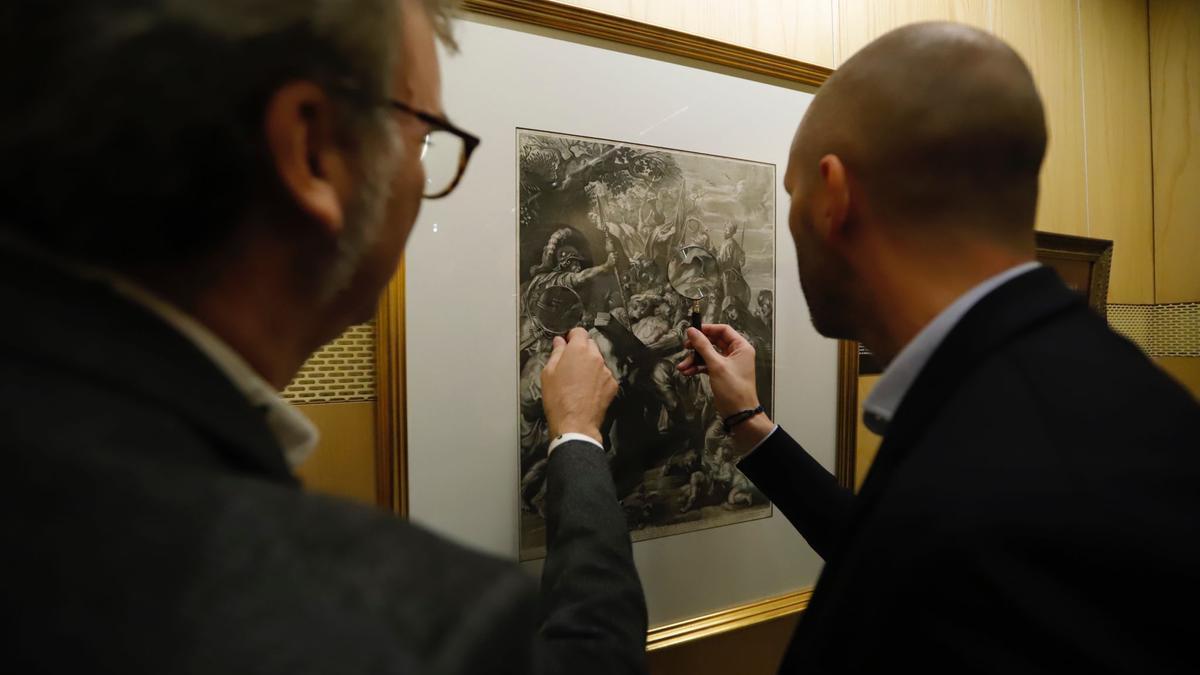 Eduardo Lucena y José María Doménech observan uno de los grabados.