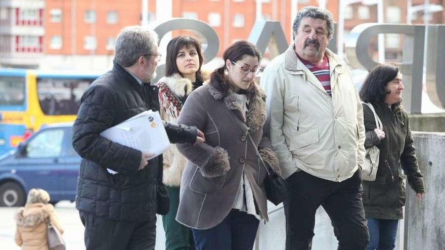 Por la izquierda, el letrado de la acusación particular, Eladio Rico; las hermanas del acusado, Elsa y Lara González Fresno, y el padre, Rafael González, a su llegada al Palacio de Justicia para la última sesión del juicio.