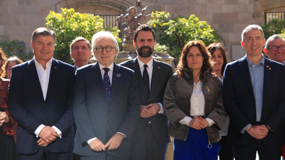 Fotografia de grup dels signants de l'acord aquest dilluns