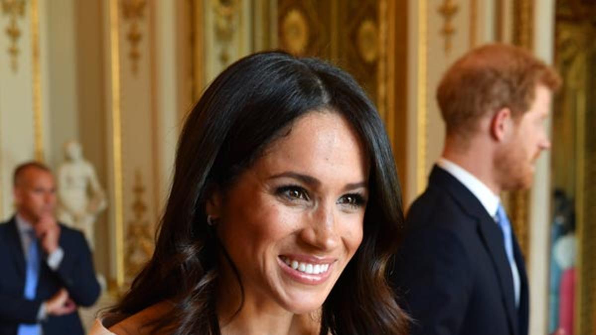 Meghan Markle con chaqueta de botones de Prada