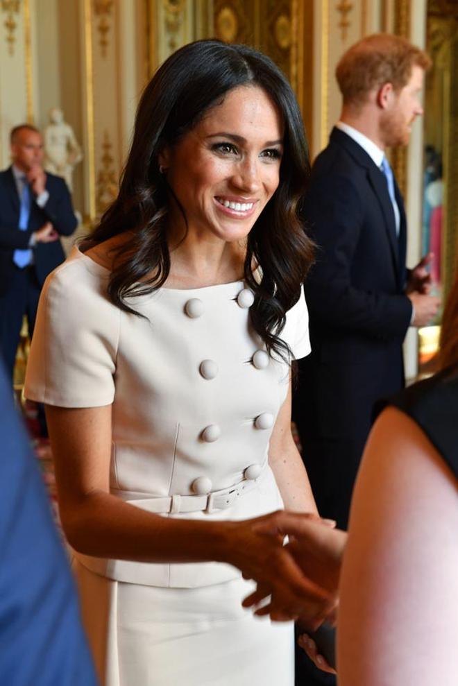 Meghan Markle con chaqueta de botones de Prada