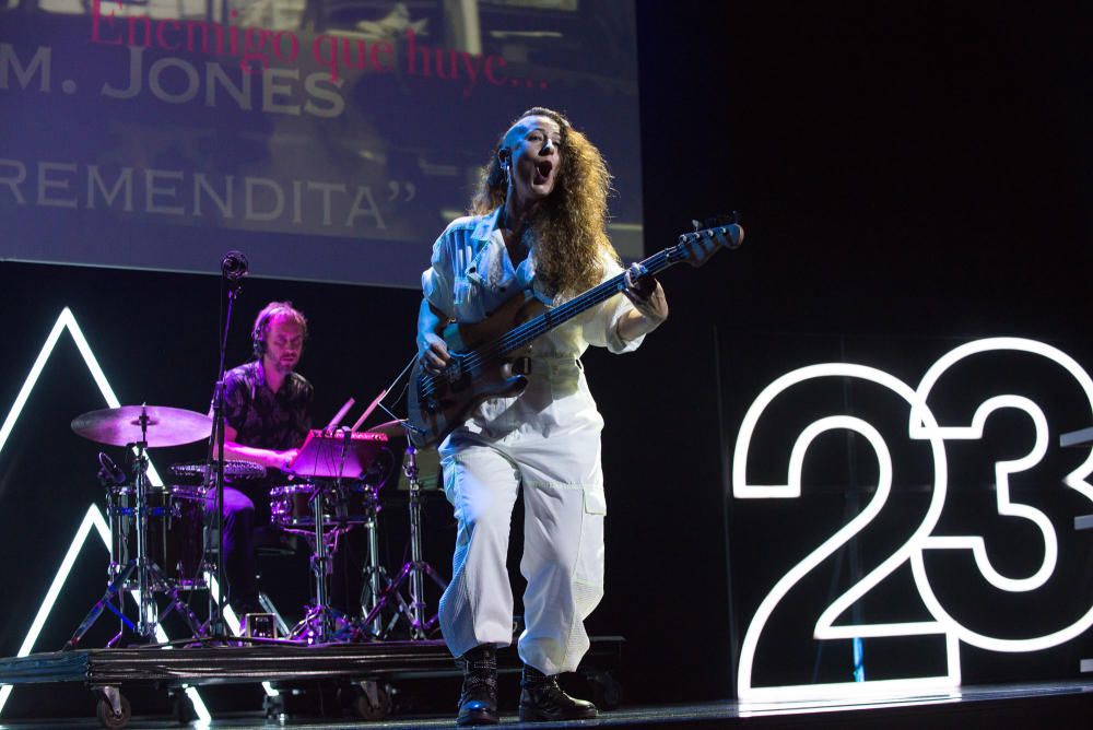 El Teatro Cervantes acogió una gala inaugural marcada por un aforo limitado, mascarillas por doquier y la ausencia de la tradicional y ambientada alfombra roja en sus aledaños.