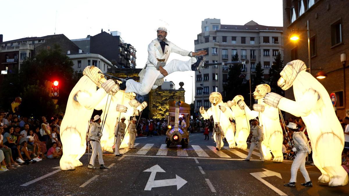 Desfile del Pregón por la avenida Cesaraugusto de Zaragoza