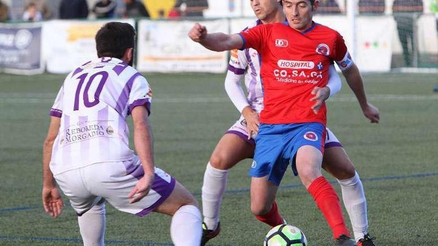 Durán controla un balón presionado por Lamelas y Álex. // I. O.