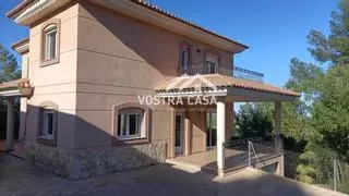 Chalet de ensueño en Chiva: ¡Descubre la oportunidad única de vivir en una casa de más de 300 m2 con vistas espectaculares!