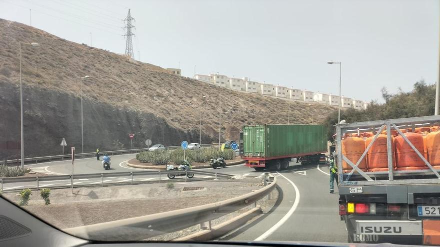 Dos camiones quedan bloqueados en una rotonda de Jinámar