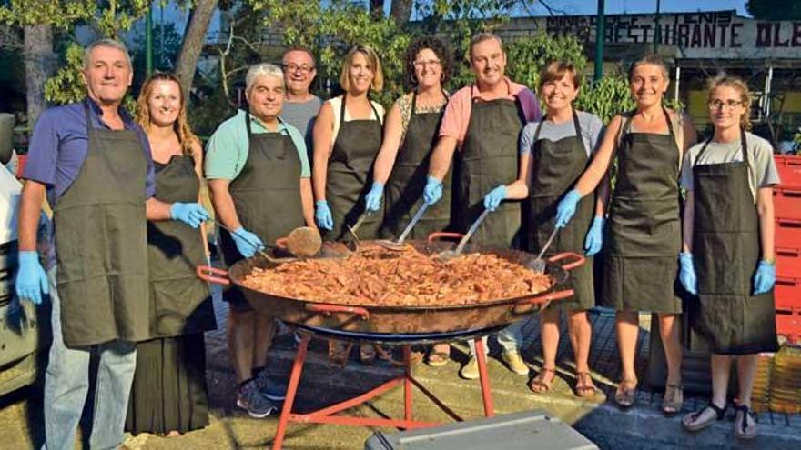 Fogón y utensilios en marcha para poder dar de comer a la multitud, a la que no le importó hacer cola para poder llevarse su botín.