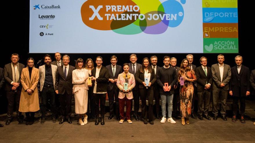 Ganadores del último certamen de Talento Joven y autoridades posan tras la gala del año pasado