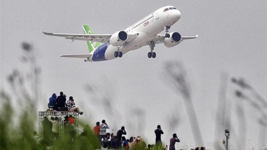 El avión chino C919 reta a Boeing y Airbus al realizar su primer vuelo con éxito