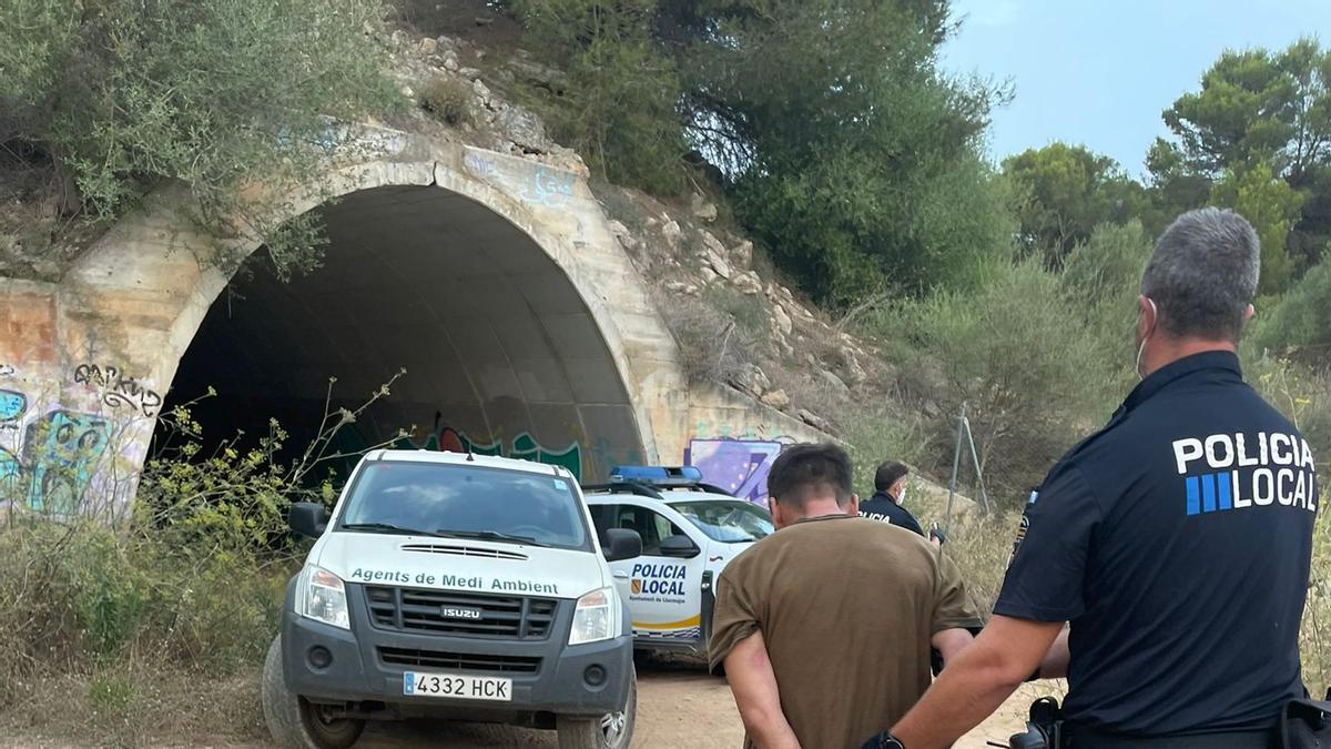 Momento de la detención del delincuente en el Torrent des Jueus.