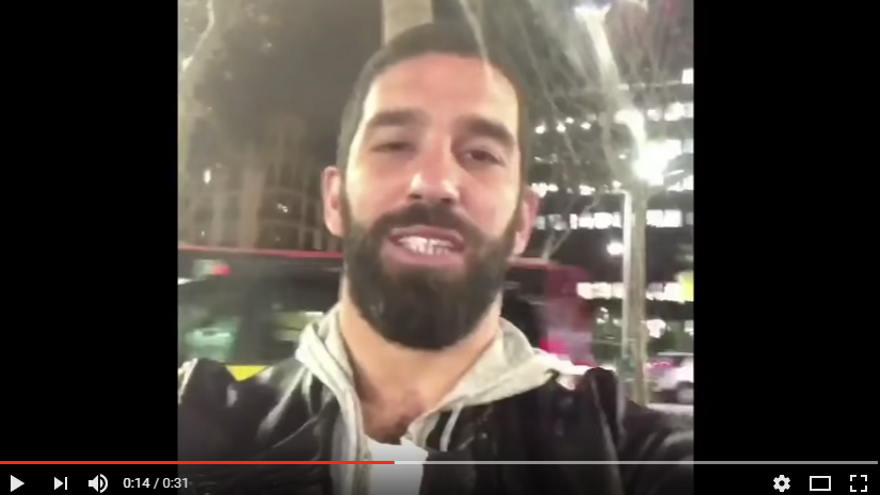 Arda Turan participa en una campaña para ampliar aún más los poderes a Erdogan