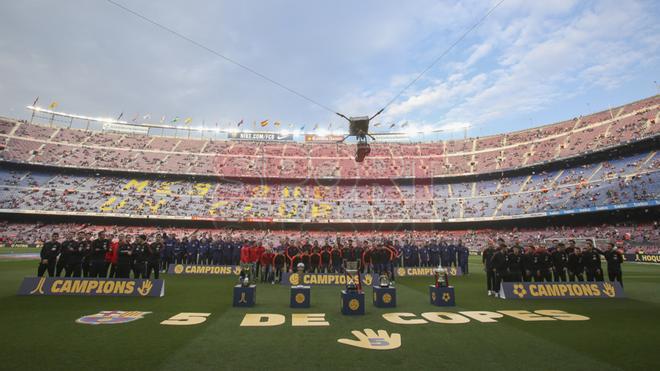 El FC Barcelona ofrece las cinco Copas del Rey a la afición en el Camp Nou