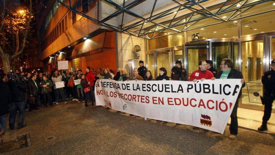 Cientos de interinos protestan ante la sede del departamento