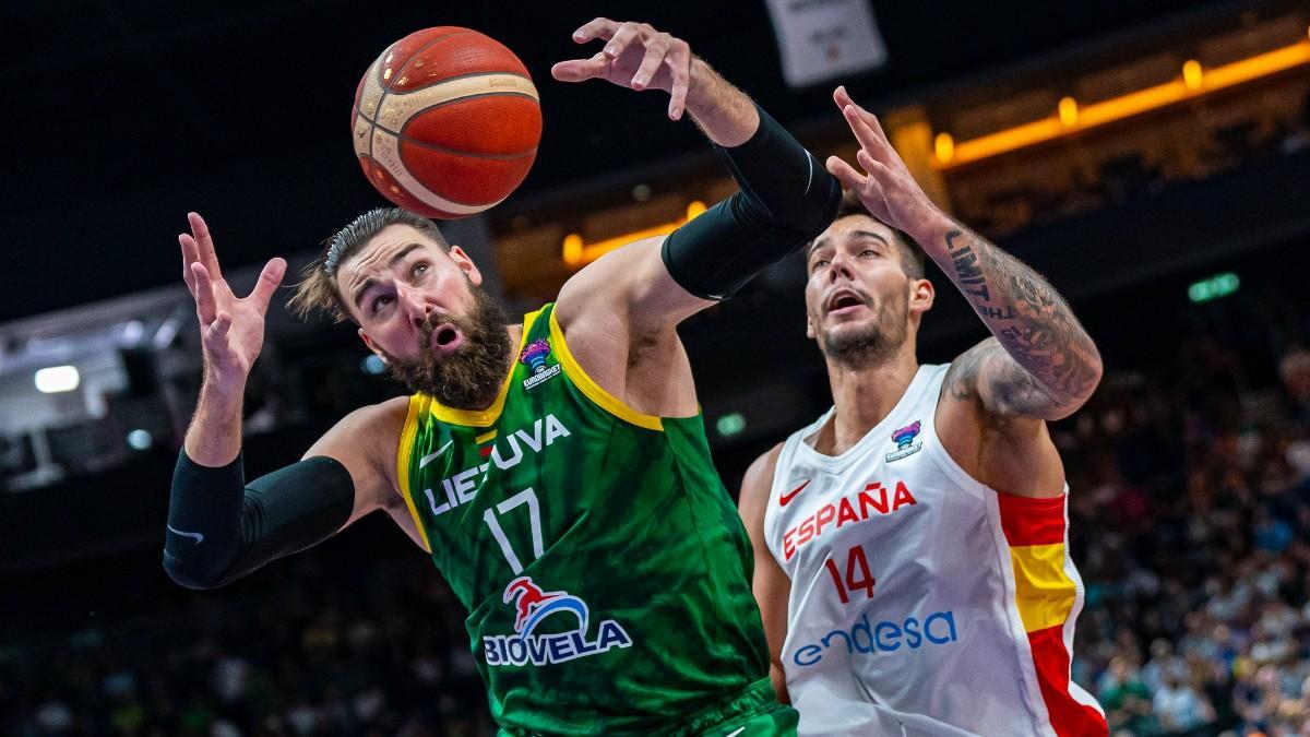 Jonas Valanciunas y Willy Hernangómez, en el Eurobasket de 2022