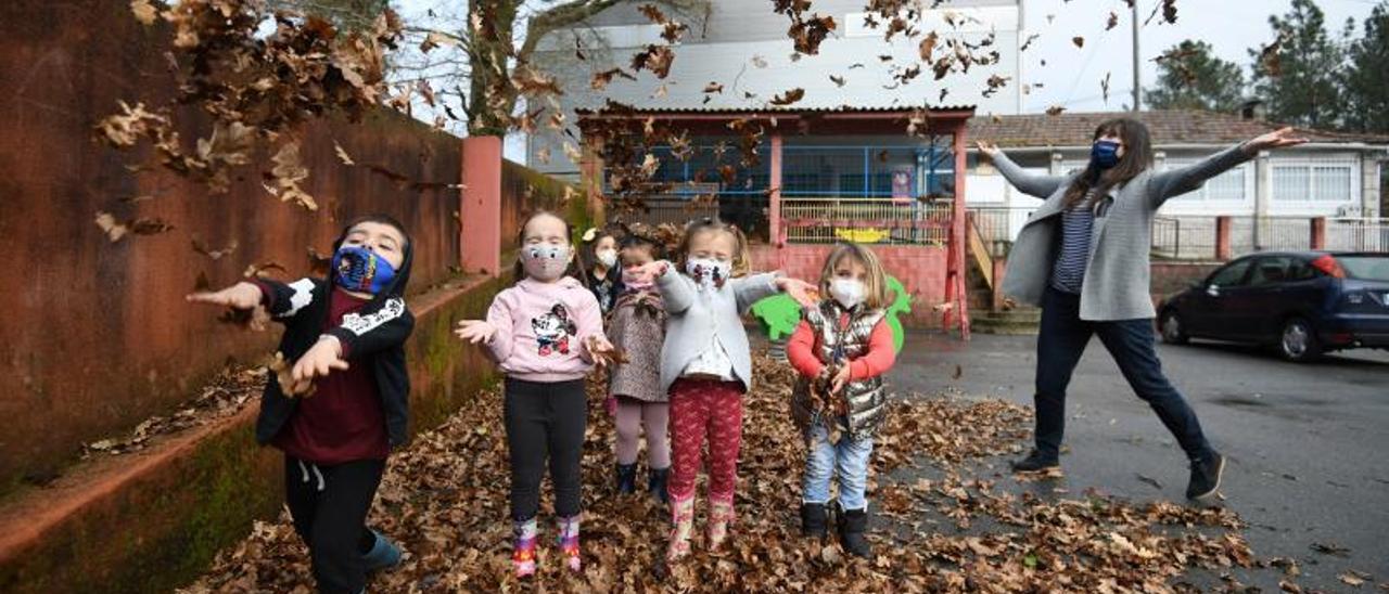 En la escuela infantil de Romai hay tiempo para jugar con las hojas o merendar bajo los árboles.   | // GUSTAVO SANTOS