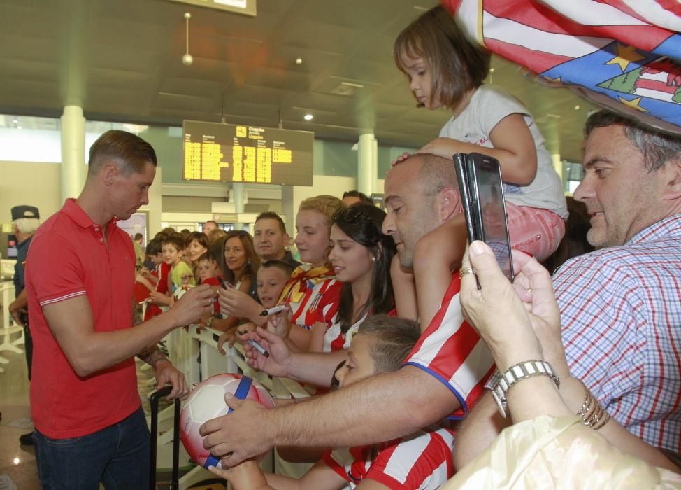 La expedición rojiblanca, comandada por el ''cholo'' Simeone, aterrizó esta tarde en Peinador. Fernando Torres y Griezmann, los más solicitados por los fans.