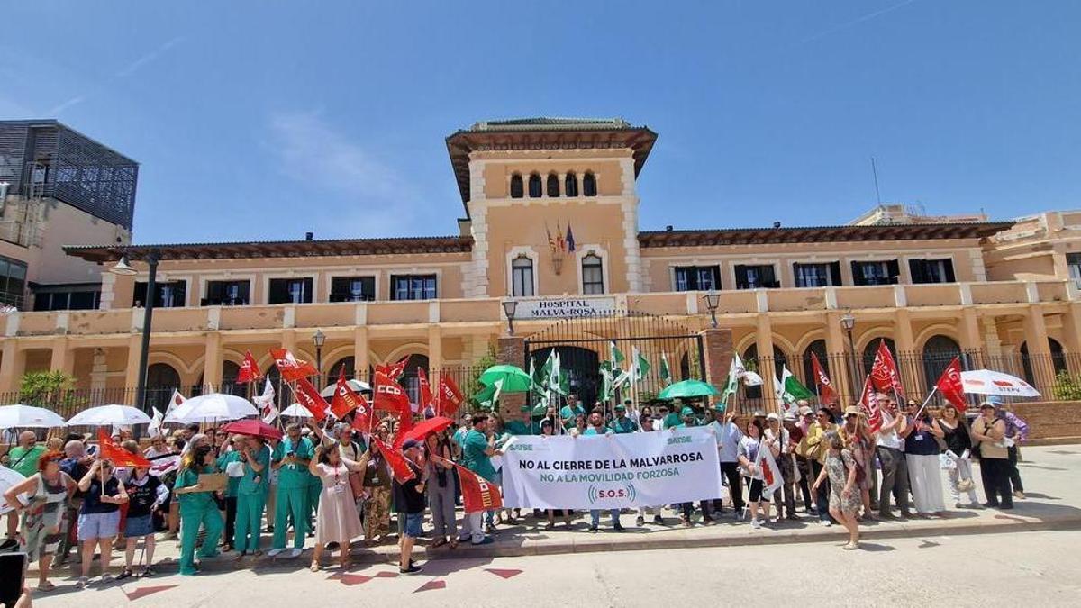 Protesta de los sindicatos frente al cierre de quirófanos en la Malvarrosa hace unos días.