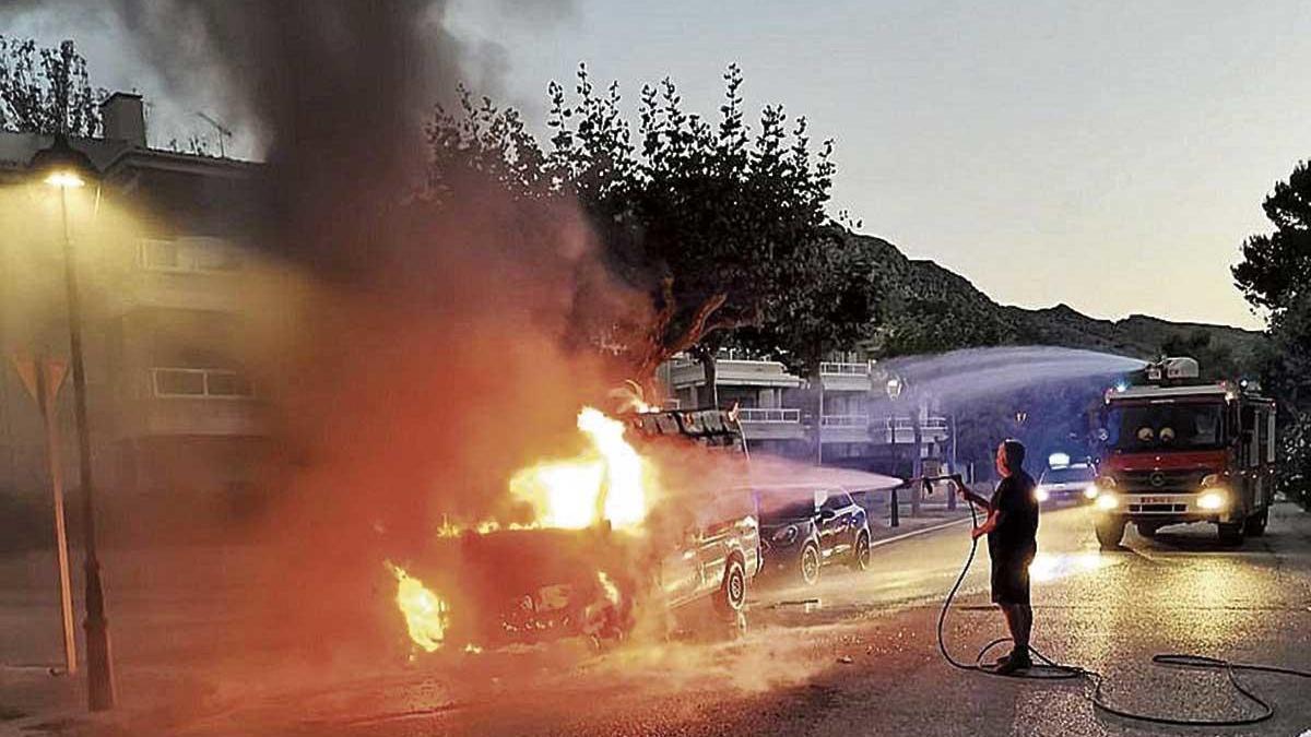 Un fuego destruye una furgoneta aparcada en el Port de Pollença