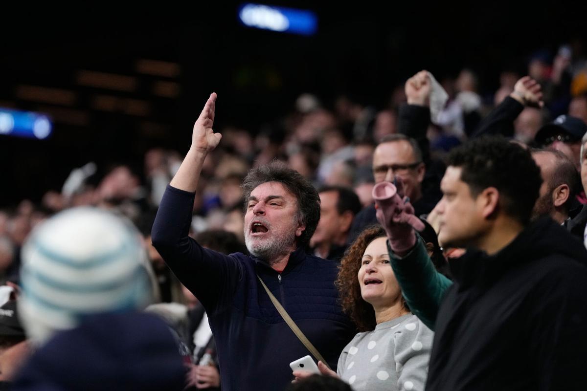 Un grupo de aficionados del Real Madrid, durante el encuentro frente al Levante.