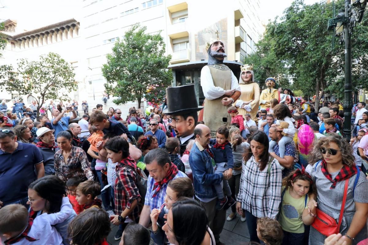 Comparsa de gigantes y cabezudos en el centro de Zaragoza