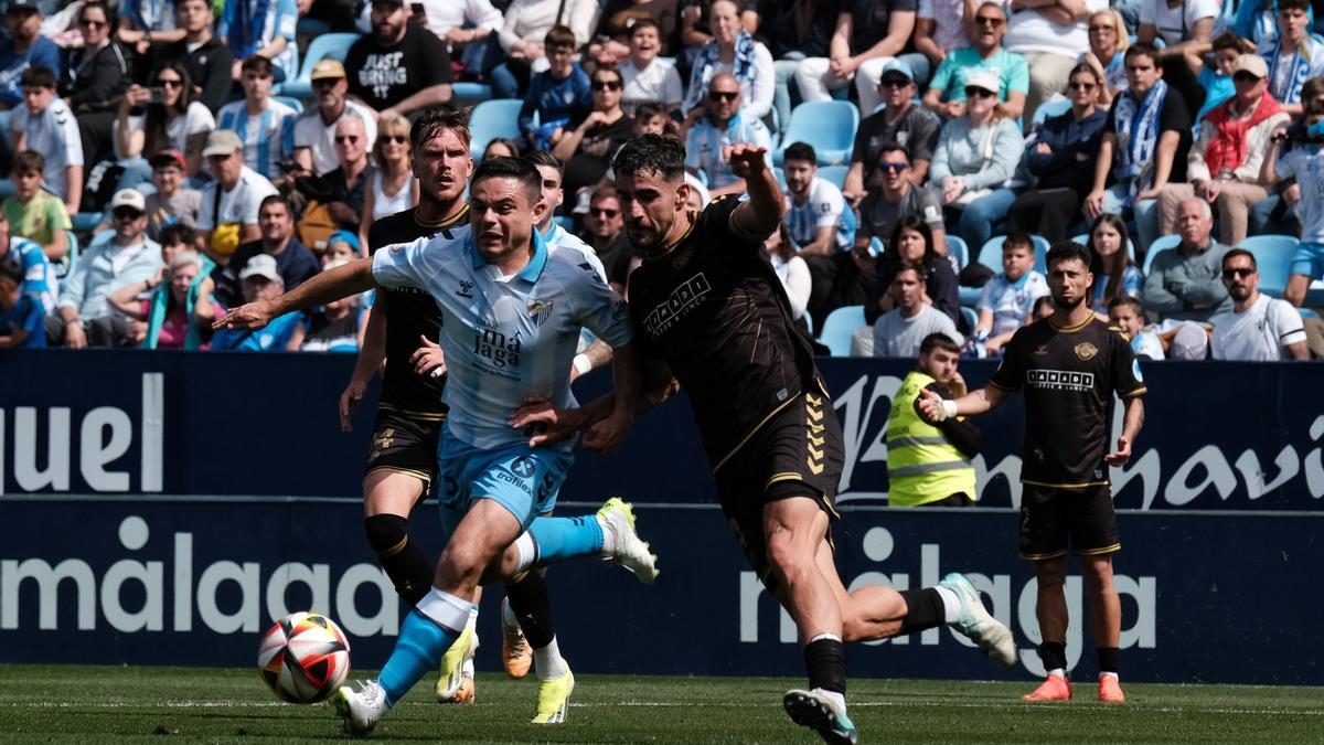 Una acción del encuentro de este domingo en La Rosaleda.