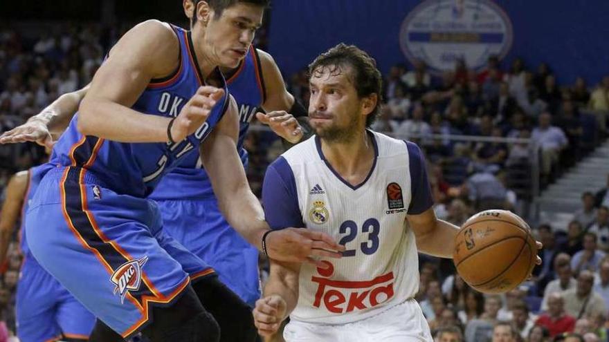 Sergio Llull, que anotó 22 puntos, recibe el marcaje del turco Ilyasova. // Efe