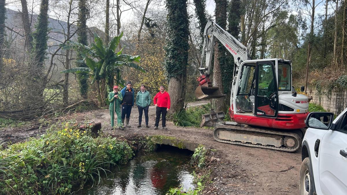 Visita del alcalde de Salas, Sergio Hidalgo, a uno de los puntos de mejora de Láneo.