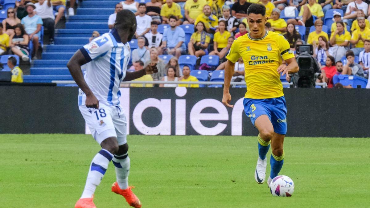 Sergi Cardona avanza con el balón en los pies ante la oposición de Traoré durante el partido entre la UD y la Real Sociedad. | | JOSÉ CARLOS GUERRA