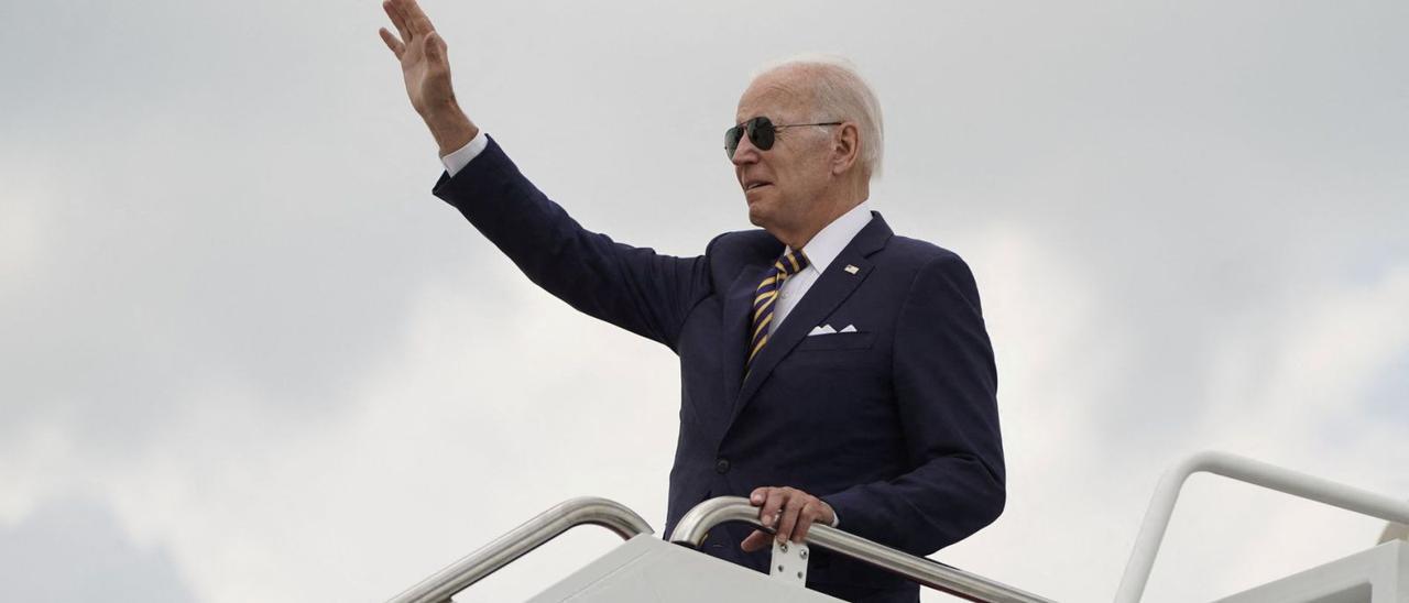 Joe Biden pujant a l’avió presidencial, en una imatge d’arxiu. | REUTERS